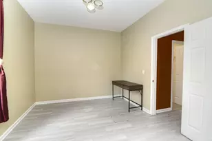 323 S Broadway Ave, Aurora, IL 60505 - Photo 7