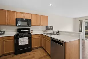 961 Sumac Ct, Lindenhurst, IL 60046 - Photo 3