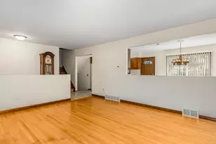 6429 W 114th St, Worth, IL 60482 - Photo 3