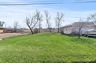 818 Sheridan Dr, Wauconda, IL 60084 - Photo 1