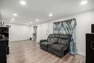 527 S Calumet Ave, Aurora, IL 60506 - Photo 5