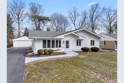 460 E Broadway Avenue, Crystal Lake, IL 60014 - Photo 1