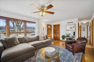 915 S Owen St, Mount Prospect, IL 60056 - Photo 3