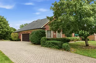 8261 Lake Ridge Dr, Burr Ridge, IL 60527 - Photo 3