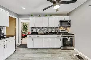 318 Marquette St, Park Forest, IL 60466 - Photo 7