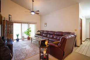 238 Royal Ln, Bloomingdale, IL 60108 - Photo 3