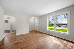985 Aspen St, Hoffman Estates, IL 60169 - Photo 3