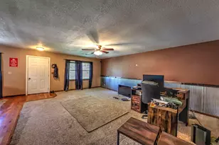 557 N 5th St, Watseka, IL 60970 - Photo 3