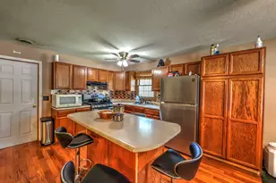 557 N 5th St, Watseka, IL 60970 - Photo 5