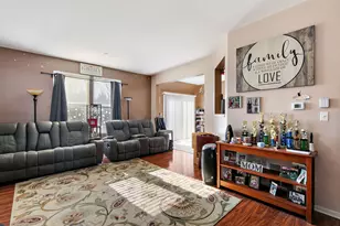 1563 Yellowstone Dr, Streamwood, IL 60107 - Photo 3