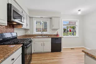 724 Maplewood Ct, Willowbrook, IL 60527 - Photo 7