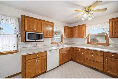 274 W Center Street, Burlington, IL 60109 - Photo 9