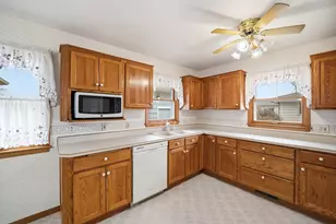 274 W Center St, Burlington, IL 60109 - Photo 9