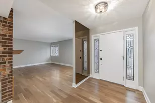 2010 Carriage Hill Rd, Lisle, IL 60532 - Photo 7