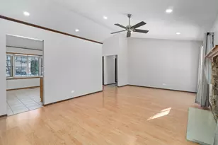 120 S Staffire Dr, Schaumburg, IL 60193 - Photo 9