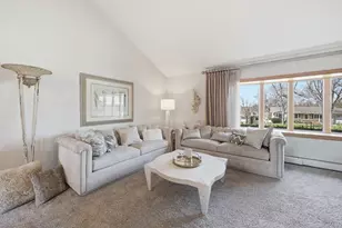 715 Pinecroft Dr, Roselle, IL 60172 - Photo 5