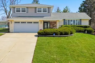 715 Pinecroft Dr, Roselle, IL 60172 - Photo 1