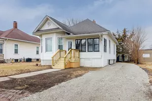 907 E Madison St, Pontiac, IL 61764 - Photo 1