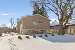 1042 W Central Rd, Mount Prospect, IL 60056 - Photo 17