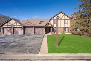 1705 Lakecliffe Dr, Wheaton, IL 60189 - Photo 1