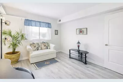 9387 Bay Colony Drive #3W, Des Plaines, IL 60016 - Photo 5