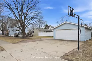 327 E Ohio St, Momence, IL 60954 - Photo 3