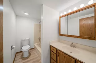 910 Thornwood Dr, Saint Charles, IL 60174 - Photo 15