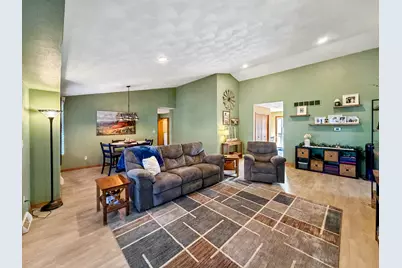 1150 S Greenfield Drive #1150, Freeport, IL 61032 - Photo 3