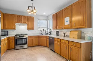 821 Red Barn Ln, Elgin, IL 60124 - Photo 5