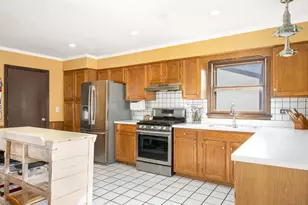 130 West End Rd, Roselle, IL 60172 - Photo 7