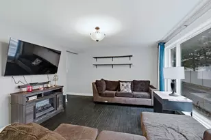 200 Linn Ct, North Aurora, IL 60542 - Photo 3