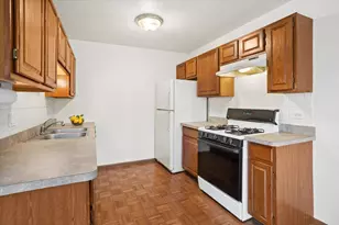 303 Newport Ln, Bartlett, IL 60103 - Photo 9