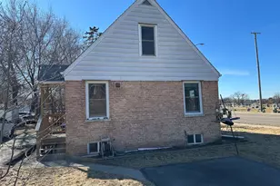 542 Sycamore Rd, Dekalb, IL 60115 - Photo 3