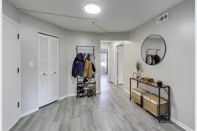 475 Shenstone Road #104, Riverside, IL 60546 - Photo 3