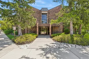 925 Spring Hill Dr, Northbrook, IL 60062 - Photo 1