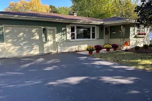 519 Oakwood Dr, Grayslake, IL 60030 - Photo 1