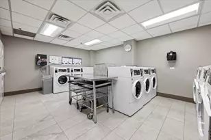525 W Hawthorne Pl, Chicago, IL 60657 - Photo 17