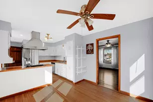 2713 Forest Glen Pkwy, Woodridge, IL 60517 - Photo 9