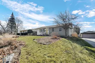 2713 Forest Glen Pkwy, Woodridge, IL 60517 - Photo 3