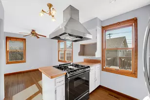 2713 Forest Glen Pkwy, Woodridge, IL 60517 - Photo 11