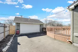 2713 Forest Glen Pkwy, Woodridge, IL 60517 - Photo 5