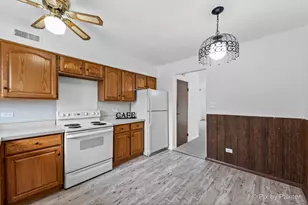 9407 Bay Colony Dr, Des Plaines, IL 60016 - Photo 3