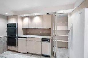 175 E Delaware Pl, Chicago, IL 60611 - Photo 17