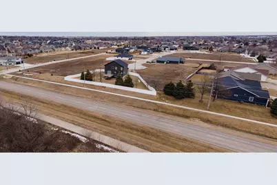 1912 E 59th Court, Davenport, IA 52807 - Photo 3