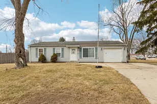 820 S Pine St, Streamwood, IL 60107 - Photo 1