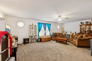 820 S Pine St, Streamwood, IL 60107 - Photo 7