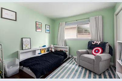 566 W Comstock Avenue, Elmhurst, IL 60126 - Photo 9