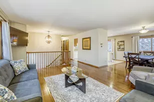 4175 Victoria Dr, Hoffman Estates, IL 60192 - Photo 5