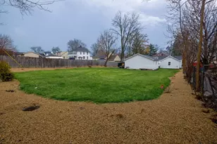 906 Grove St, Aurora, IL 60505 - Photo 11