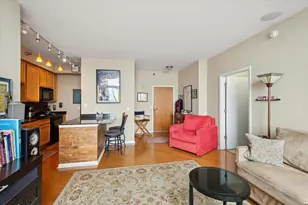 435 W Erie St, Chicago, IL 60654 - Photo 5